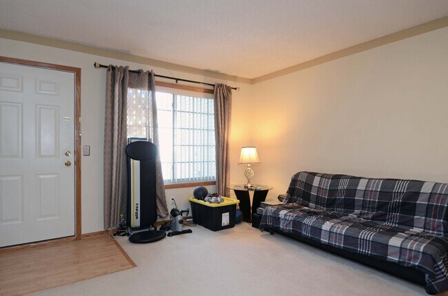 Building Photo - AVAIL May 1st!! 2BD Burnsville Townhome Ne...