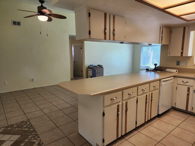 Building Photo - 3/2/2 convenient Florida Shores location!