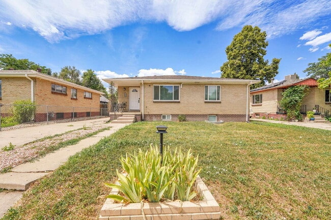 $3,195.00, 5 bed, 2 bath located in Denver - $3,195.00, 5 bed, 2 bath located in Denver Apartment