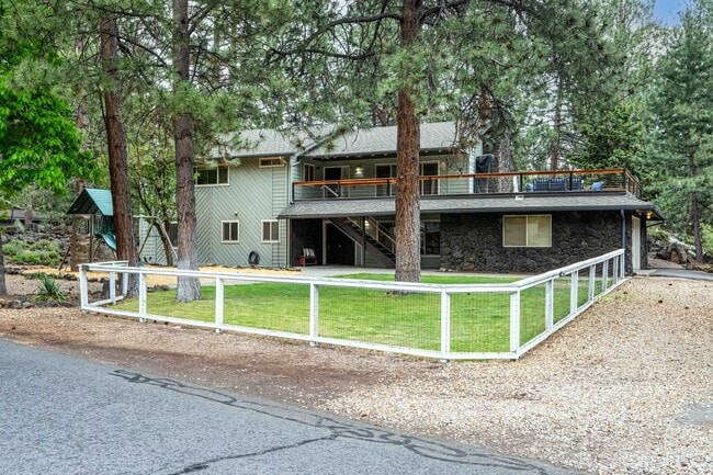 Building Photo - SW Bend Reverse-Living Home on .36 Acres | 5 Bedrooms | 3 Bathrooms