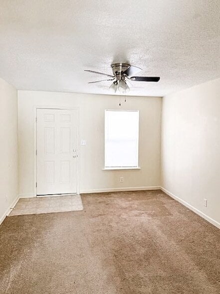 Building Photo - 470 Martha Ln