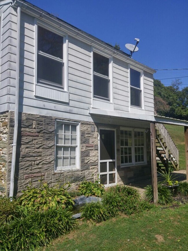 Building Photo - 2 br, 1 bath House - 425 GREEN VALLEY ROAD