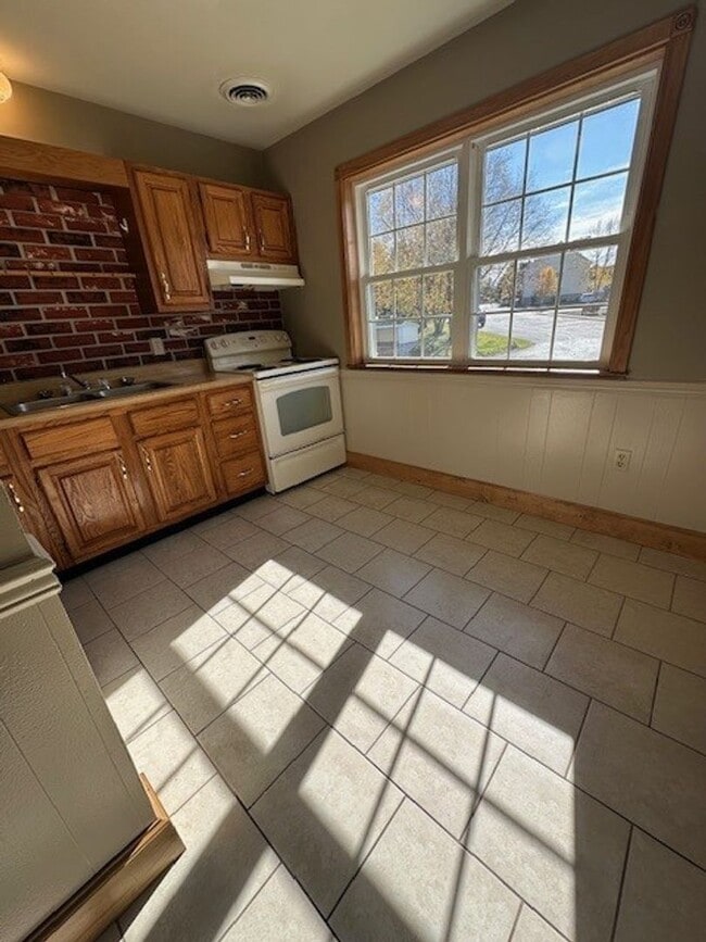 Building Photo - Leola 2 Bedroom 2nd floor