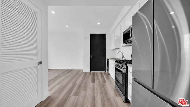 Foto del edificio - 667 Wilton Pl