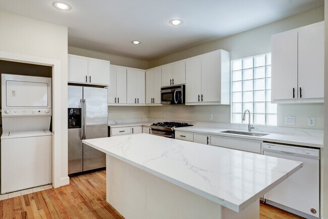 Foto del edificio - 2705 Rutland St