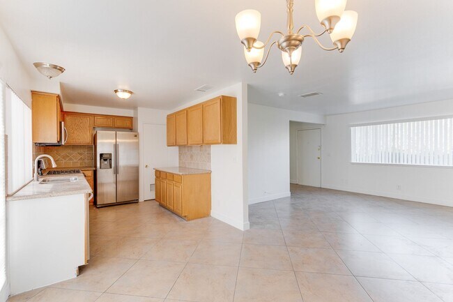 Foto del edificio - SPACIOUS 3BEDROOM TOWNHOUSE IN 89103 * COMING SOON *