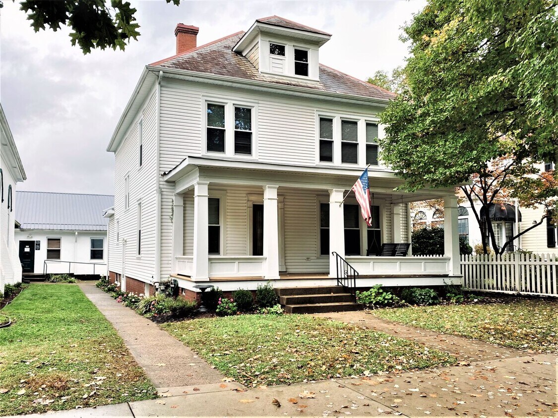 Foto principal - Large Beautiful Historic Home