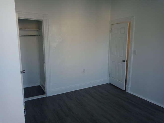Building Photo - 206 Elton St