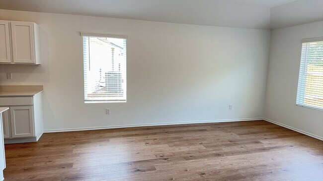 Foto del edificio - Brand New 4 Bedroom 2 Bath Home in Mustang Schools