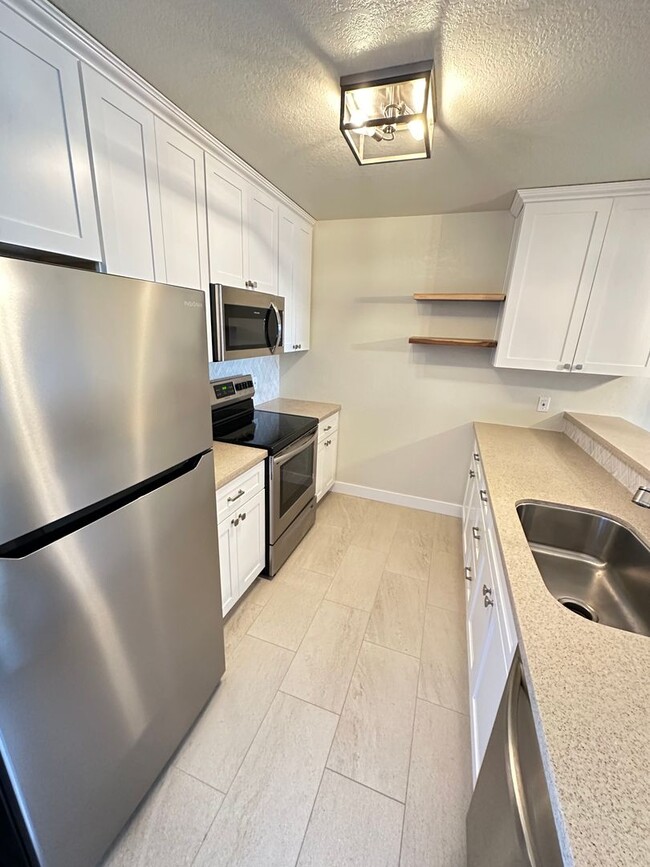 Building Photo - 2 Bed 1.5 Bath Condo In Concord (Remodeled)