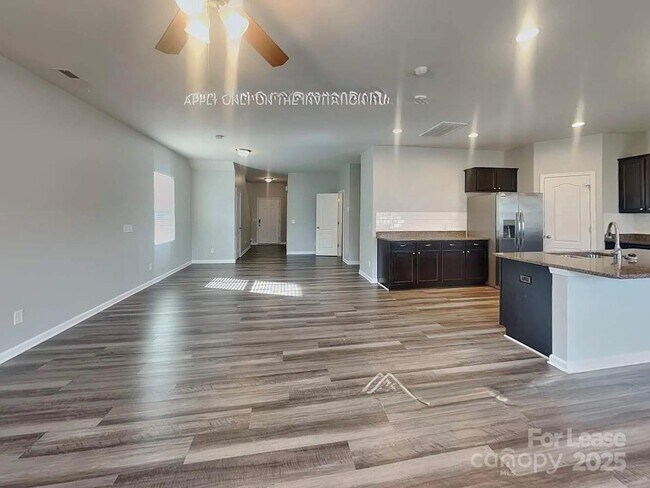 Foto del edificio - 9011 Paddle Oak Rd