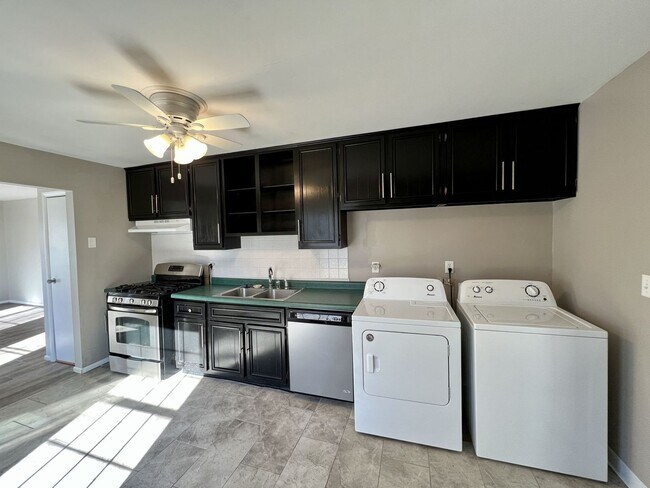 Foto del edificio - Charming Ranch Home with Flexible Space an...