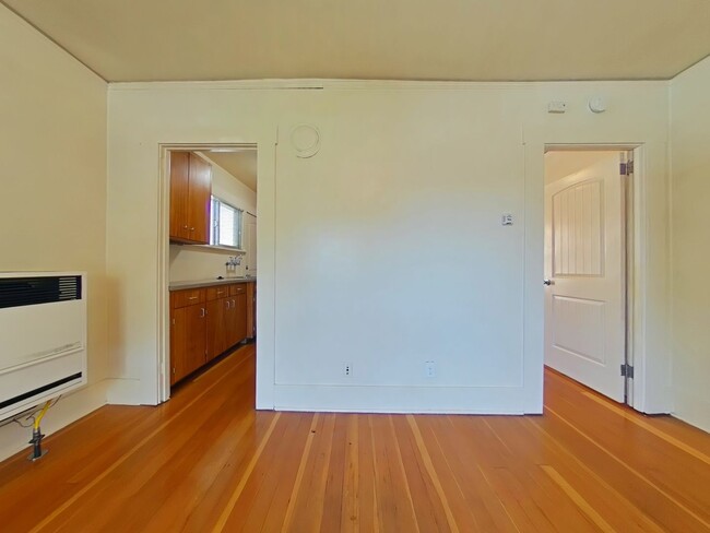 Building Photo - Duplex ~ Close to Campus ~ Small Pet Friendly