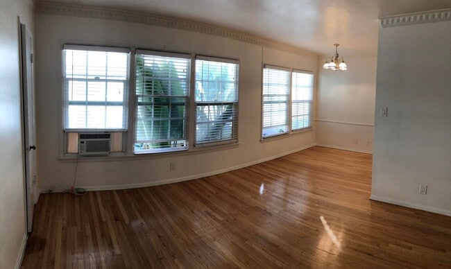 Building Photo - 1 Bed + 1 Bath Second Floor Unit!