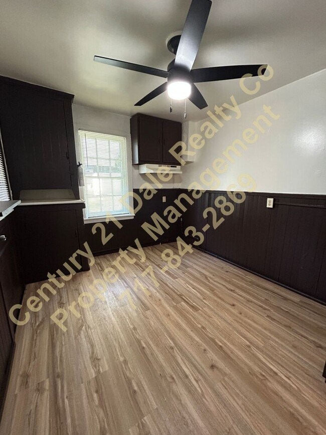 Foto del edificio - Beautifully redone 3 BR, 1 Bath Townhouse in York Suburban Schools