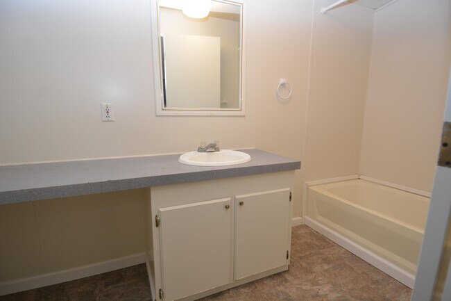 Foto del edificio - 2120 Little River Rd