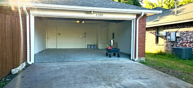 Building Photo - 2100 Riverplace Dr