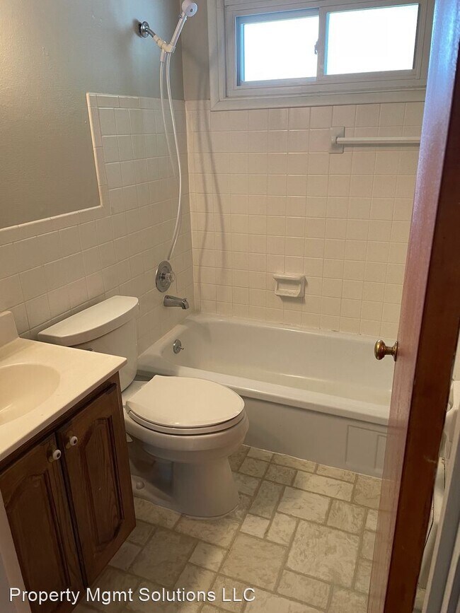 Building Photo - 3 br, 1 bath House - 445 Shepley Drive