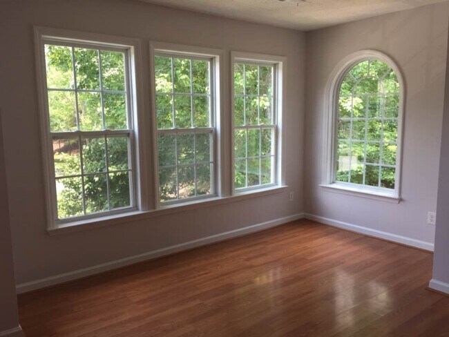Foto del edificio - 621 Mill Pond Ct