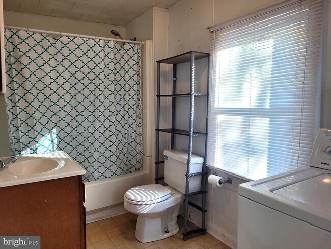 Building Photo - 214 Weiner Ave