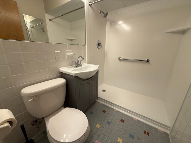 Baño moderno - 405 10th Ave N