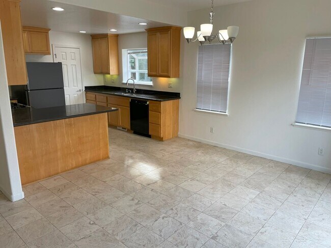 Building Photo - LARGE SPACIOUS BRIGHT DESIRABLE 4 BEDROOM ...