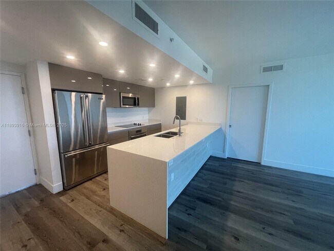 Foto del edificio - 13800 Highland Dr