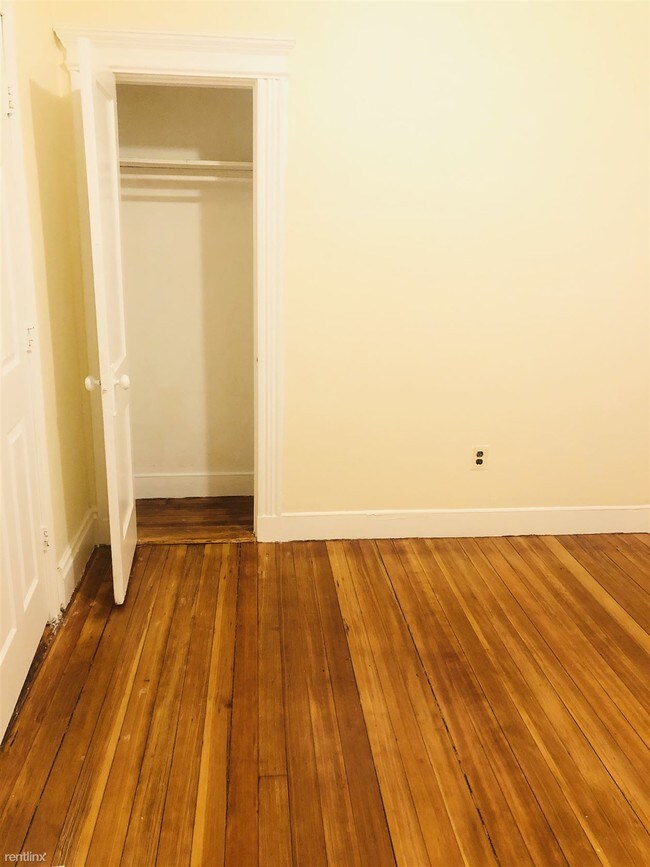 Foto del edificio - 3 br, 1 bath Triplex - 668 Morton St