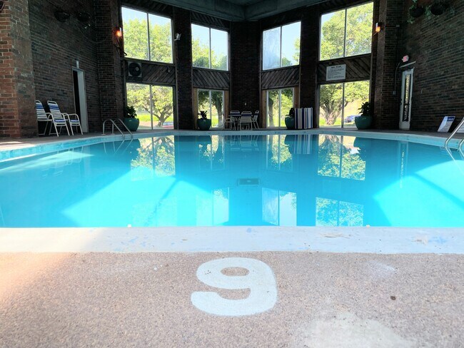 Foto del edificio - Crown Point Apartments