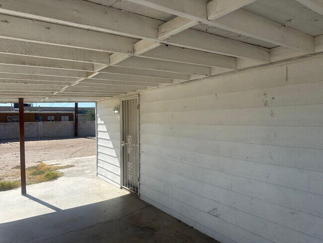 Foto del edificio - NLV!! Single Story!! 3 Bedrooms!! Carport!!! Big Lot!! Patio In Back yard!! No Carpet!! Vinyl Pla...