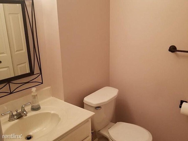 Building Photo - 2 br, 1.5 bath Townhome - 1702 Timber Trail
