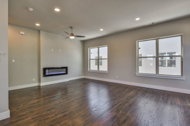 Building Photo - 736 N Plano Rd