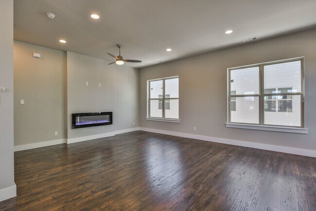 Foto del edificio - 736 N Plano Rd