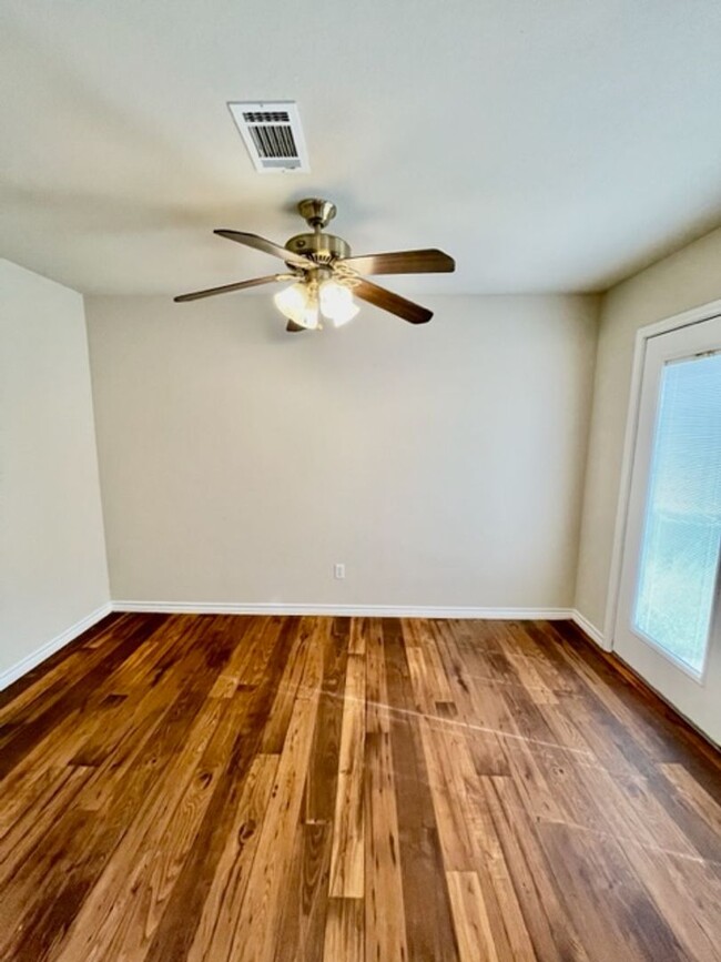 Foto del edificio - 2 bedroom townhome in Moody, Texas.