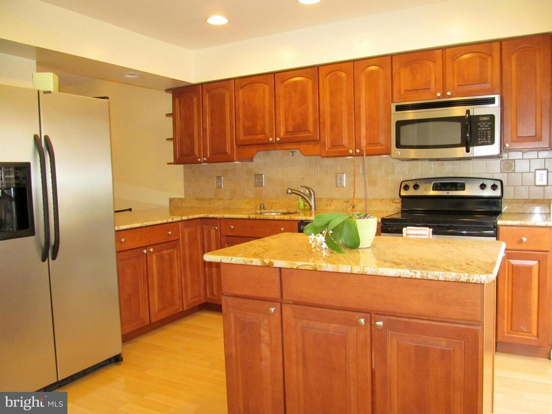 6620 Westbury Oaks Ct, Springfield, VA 22152 Condo for Rent in