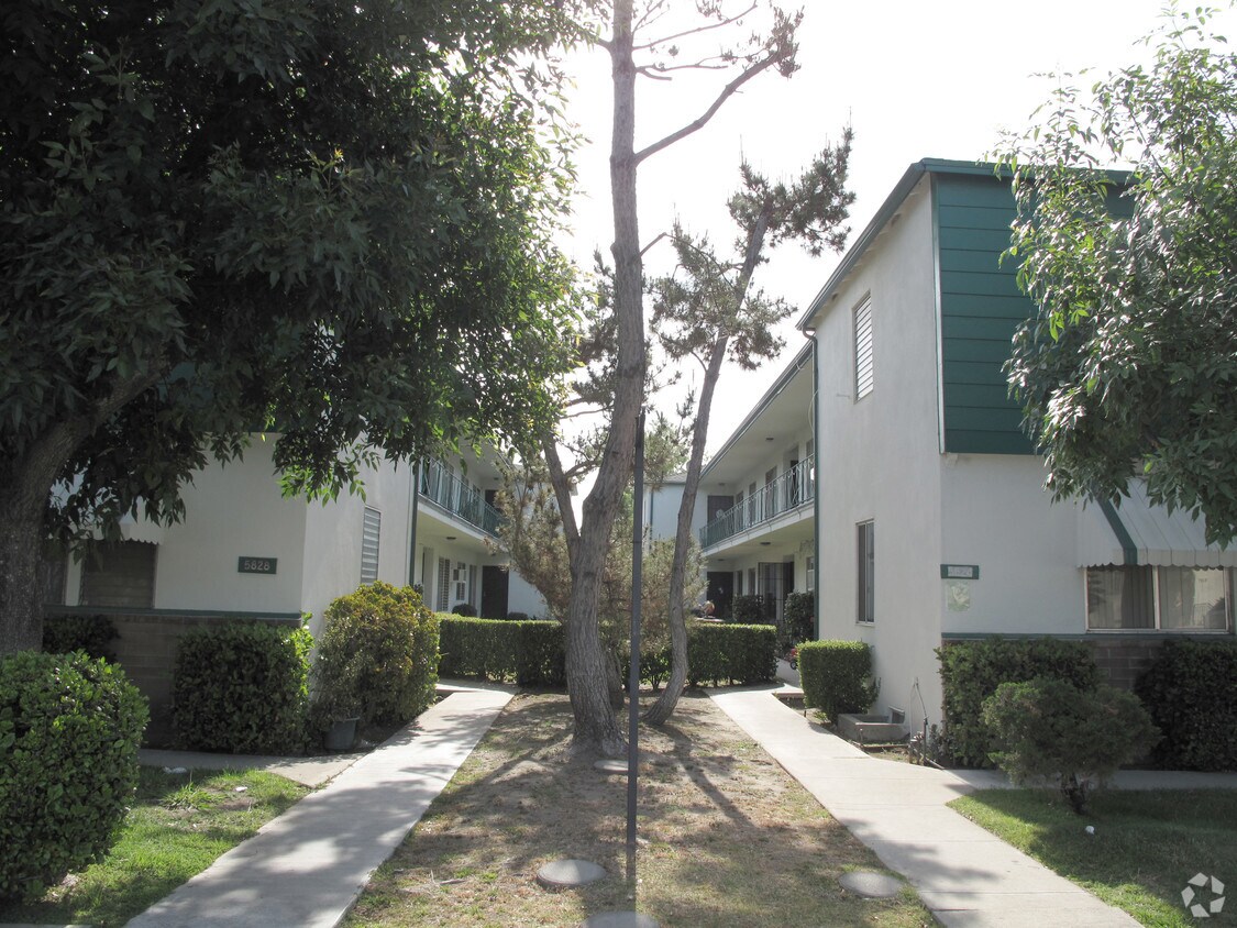 Building Photo - 5824-5828 Whitsett Ave
