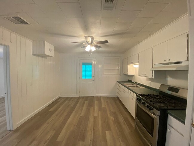 Building Photo - Cute 3-Bedroom Home + Office with back pat...