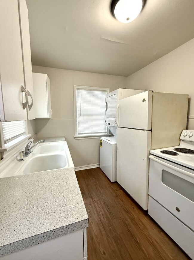 Foto del edificio - 33 8th Ave NW