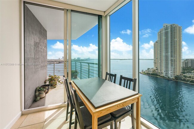 Foto del edificio - 335 S Biscayne Blvd