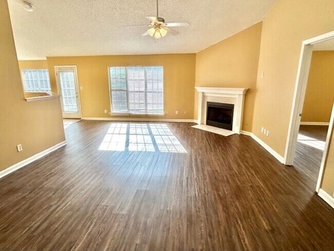 Foto del edificio - Houston Levee and and 64- 4 Bedroom Cordov...