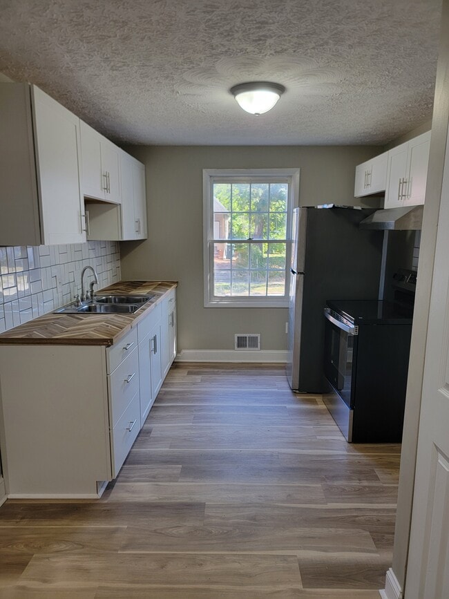 Kitchen - 255 Hague St