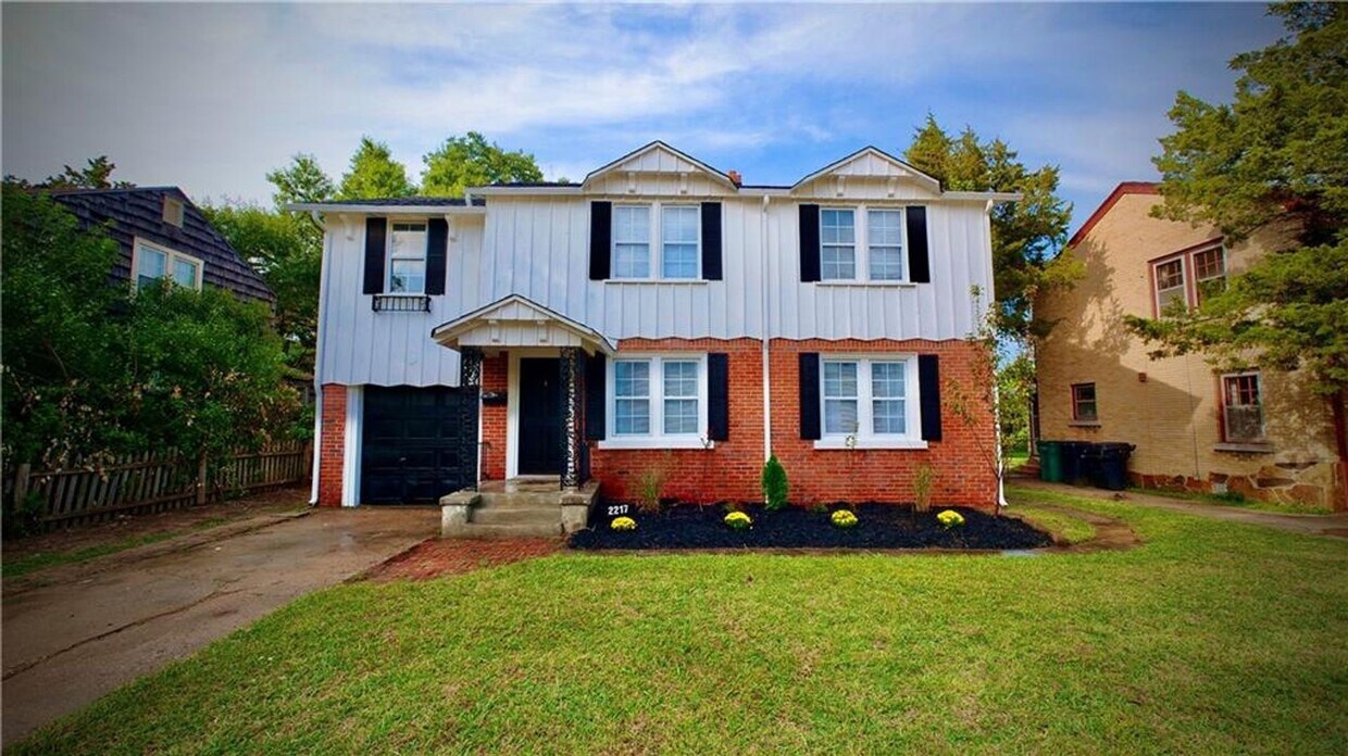 Foto principal - Beautifully Remodeled 4 Bedroom Home near ...