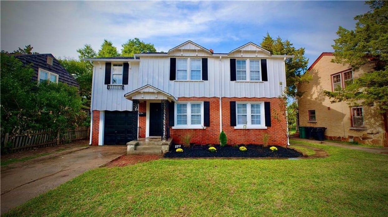 Primary Photo - Beautifully Remodeled 4 Bedroom Home near ...