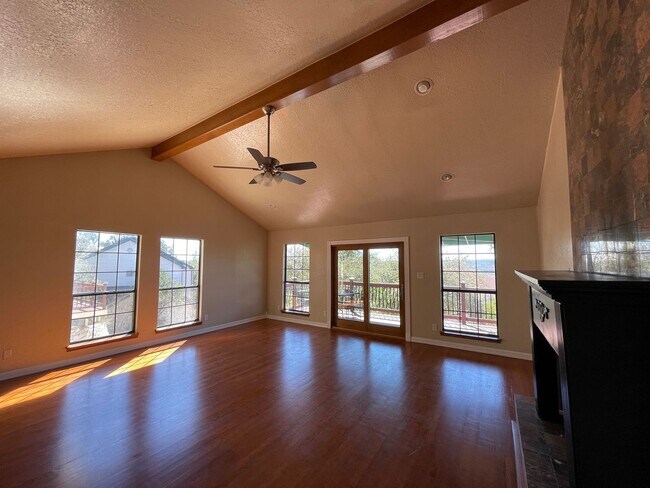 Building Photo - Very spacious home on a quiet street in de...