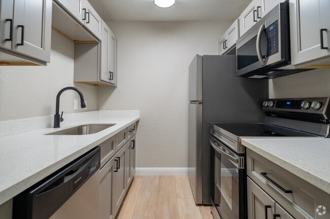 1BR, 1BA - 722SF - Kitchen - Dowlen Green Apartments