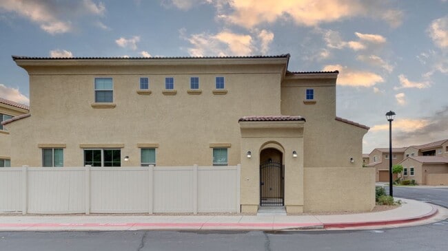 Building Photo - 1367 S Country Club Dr