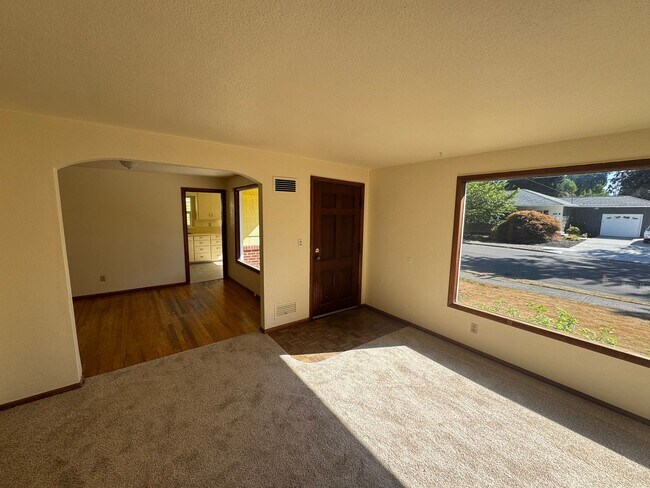Building Photo - 2 Bedroom ~ 1 Bathroom House in Northwest ...