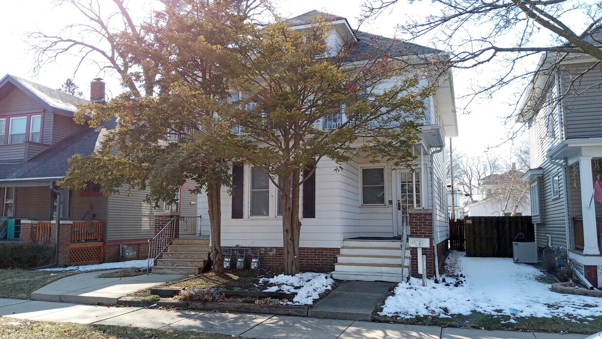 Upper - 1226 Blaine Ave