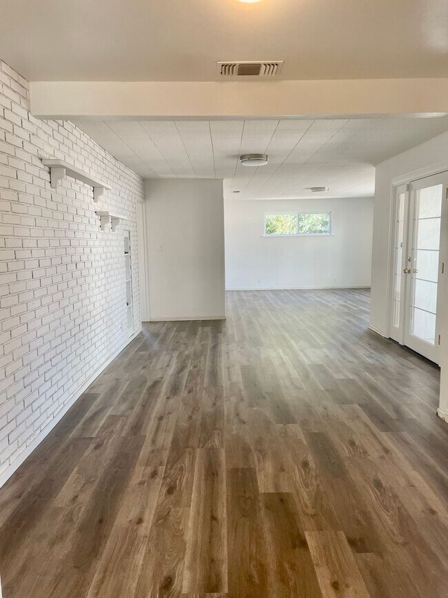 Building Photo - New central heat and air !