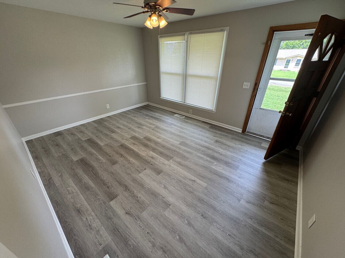 Foto principal - For Lease - 3 Bed, 1 Bath, 1350 Sqft, 0.27...